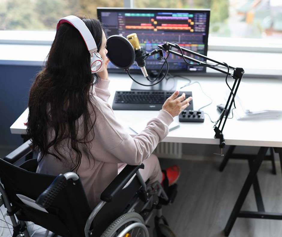 Μια κοπέλα σε αναπηρικό καρότσι, μιλά σε ένα μικρόφωνο στα Μέσα Μαζικής Ενημέρωσης
