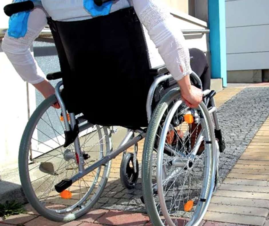 Ένας άνθρωπος σε ένα αναπηρικό καρότσι